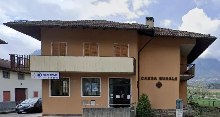 Nel paese di don Guetti la Rurale chiude lo sportello «Ma è una scelta condivisa»
