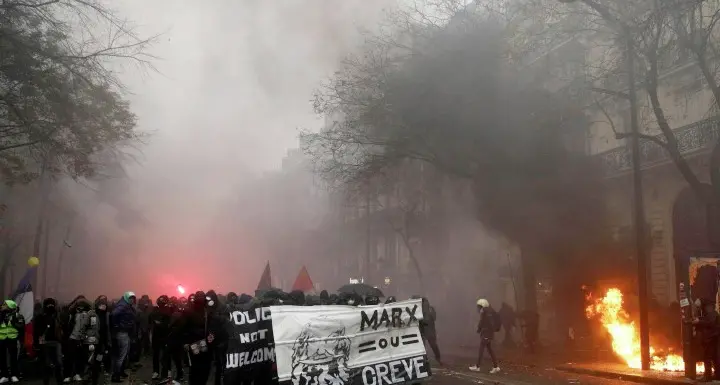 Sciopero per le pensioni e devastazioni dei black bloc gettano Parigi nel caos