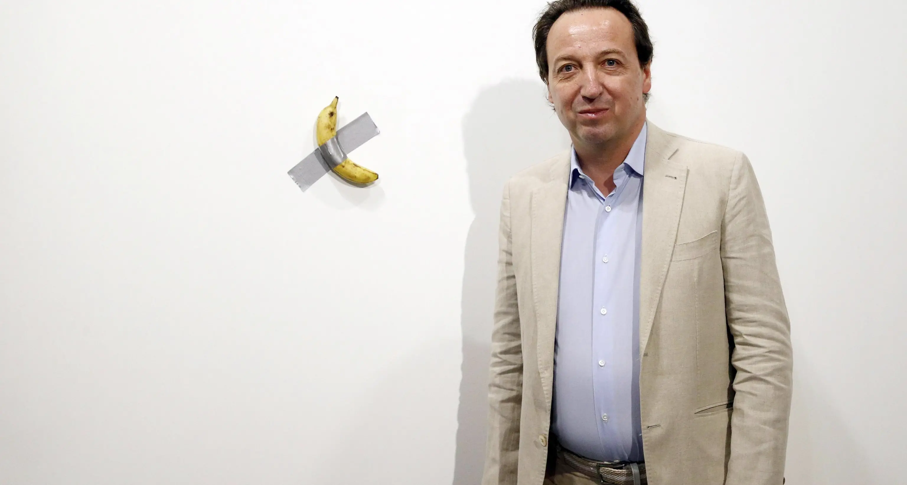 La banana di Cattelan da 120mila dollari divorata (e rimpiazzata)