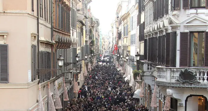 Gli italiani sono sfiduciati e il 48% vorrebbe «un uomo forte al potere»