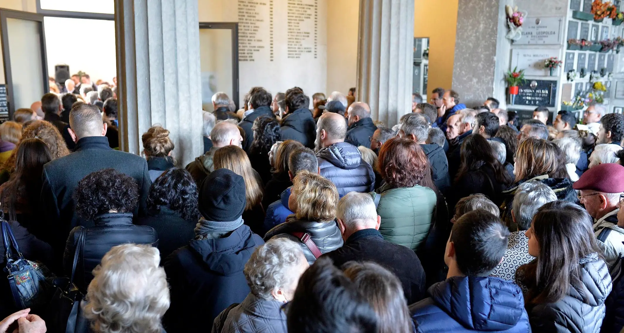 L'abbraccio forte di centinaia di persone per l'ultimo saluto laico a Federico Goller precipitato dalla ferrata di Rio Sallagoni