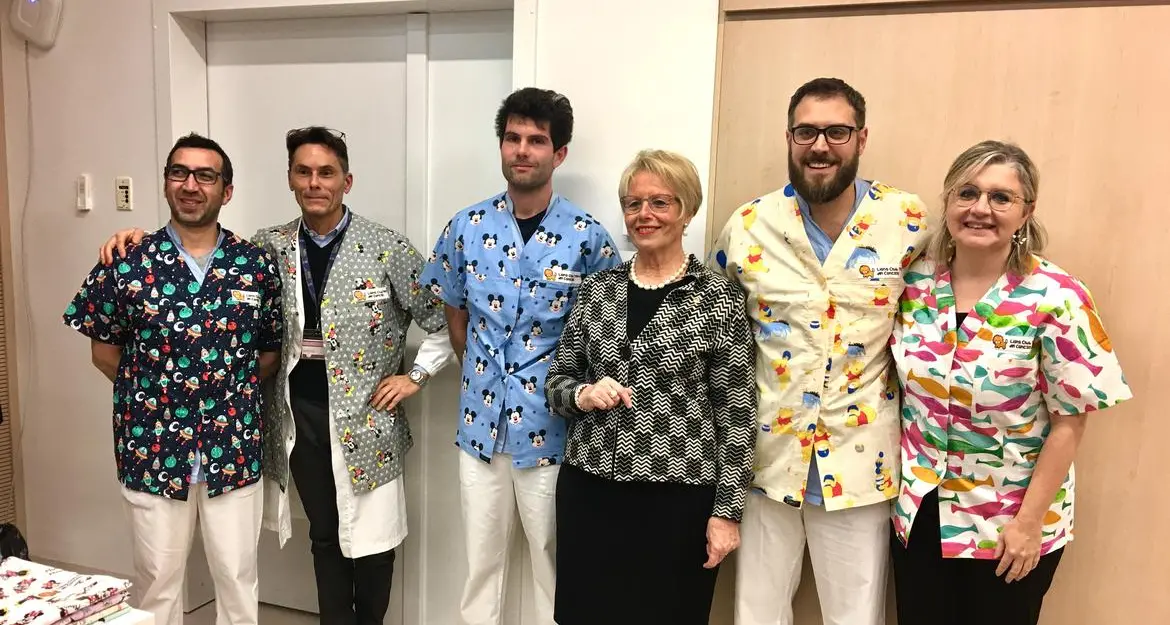 Piccoli pazienti oncologici: il Lions dona i camici colorati agli operatori di protonterapia