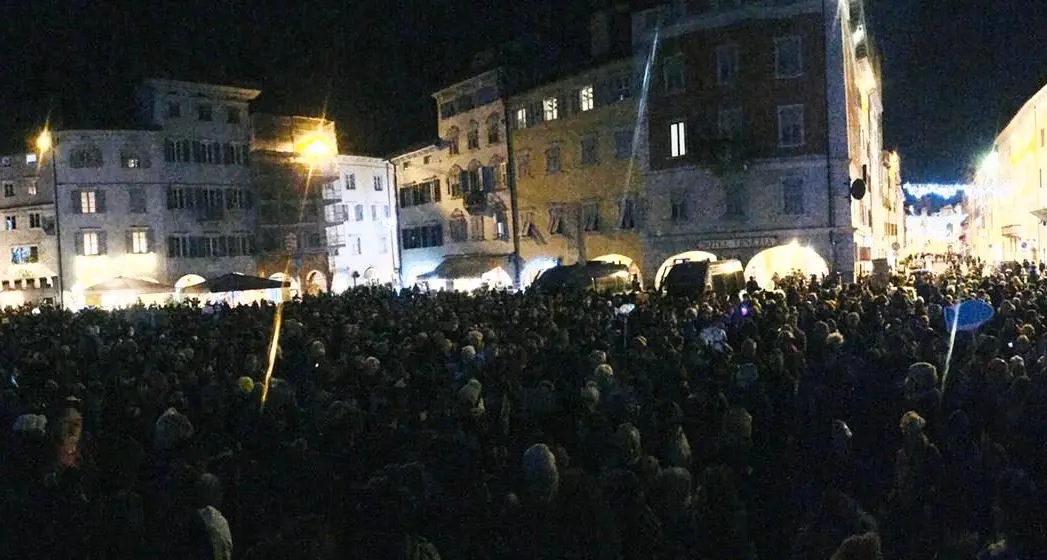 Seimila \"sardine\" invadono piazza Duomo: canzoni, sorrisi e cartelli