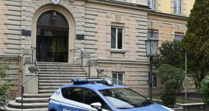 Due poliziotti afferrano al volo e salvano un quarantenne mentre si lancia dal quarto piano