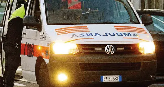 Ciclista finisce contro un muro, ricoverato al Santa Chiara: è gravissimo. Forse un malore all'origine dell'incidente