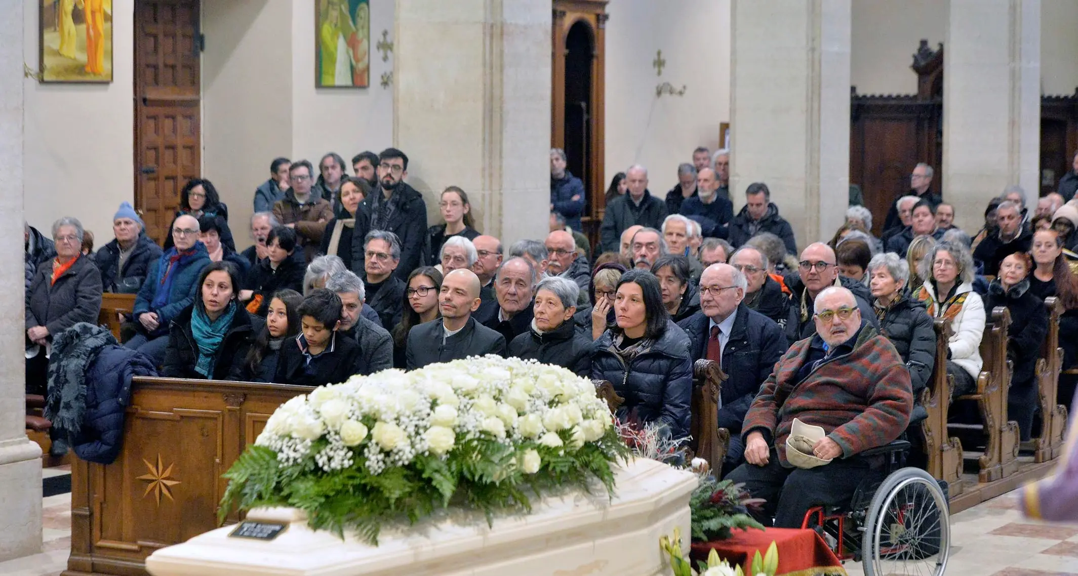 Una folla per l'addio a Sandro Boato alla messa celebrata da don Farina Tra i banchi la moglie di Alex Langer