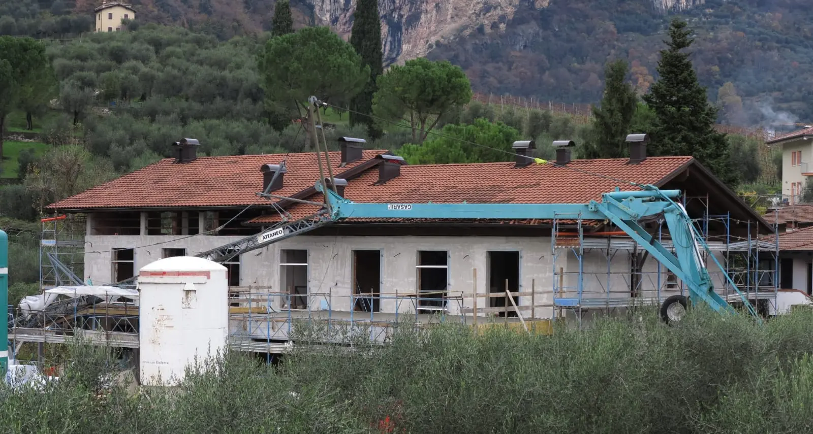 Paura in un cantiere a Riva La gru si \"appoggia\" sul tetto