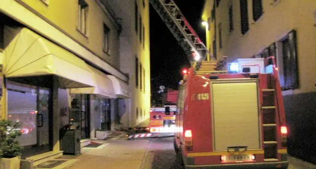 Sospetta fuga di gas in centro Vigili del fuoco in azione