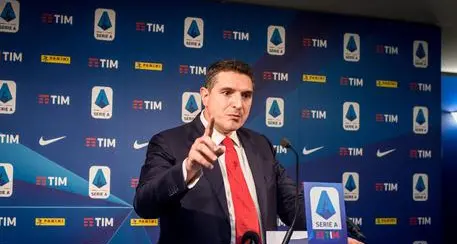 La storia dell'audio rubato alla riunione di Lega Calcio (per silenziare i cori razzisti)