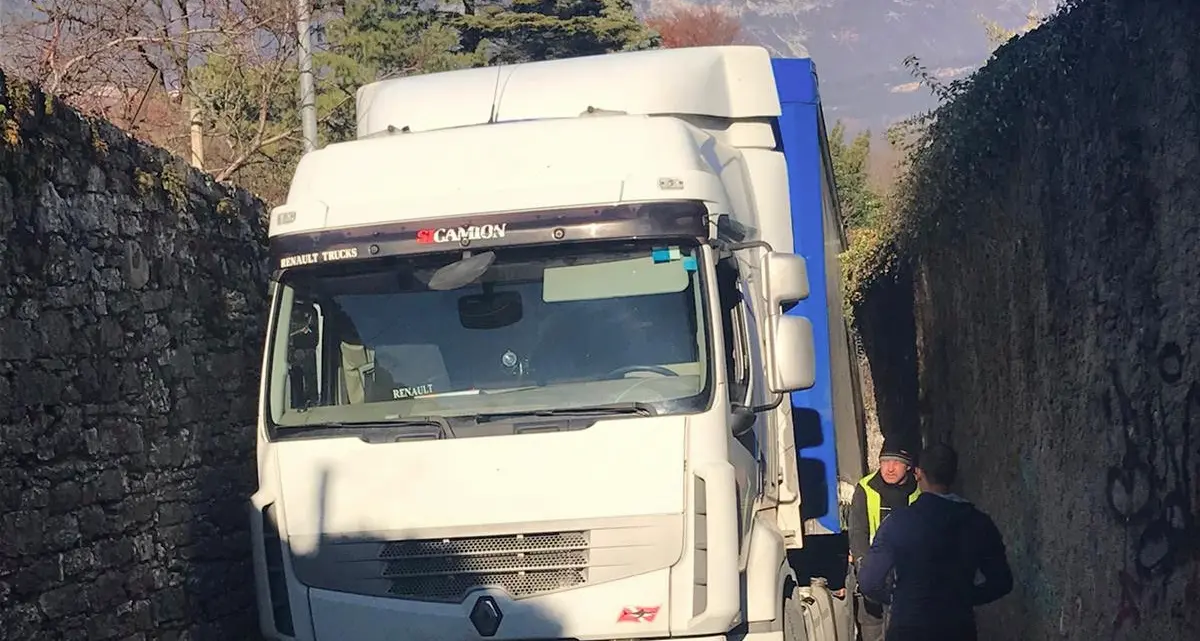 Noriglio: tir \"incastrato\" ha bloccato la strada per tutta la giornata