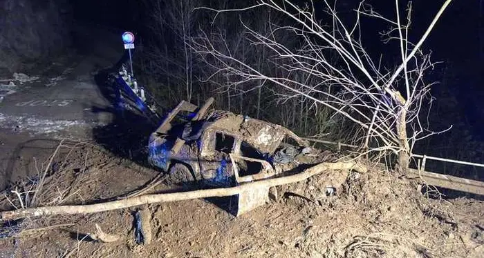 Auto travolta da una frana: conducente salvo per miracolo