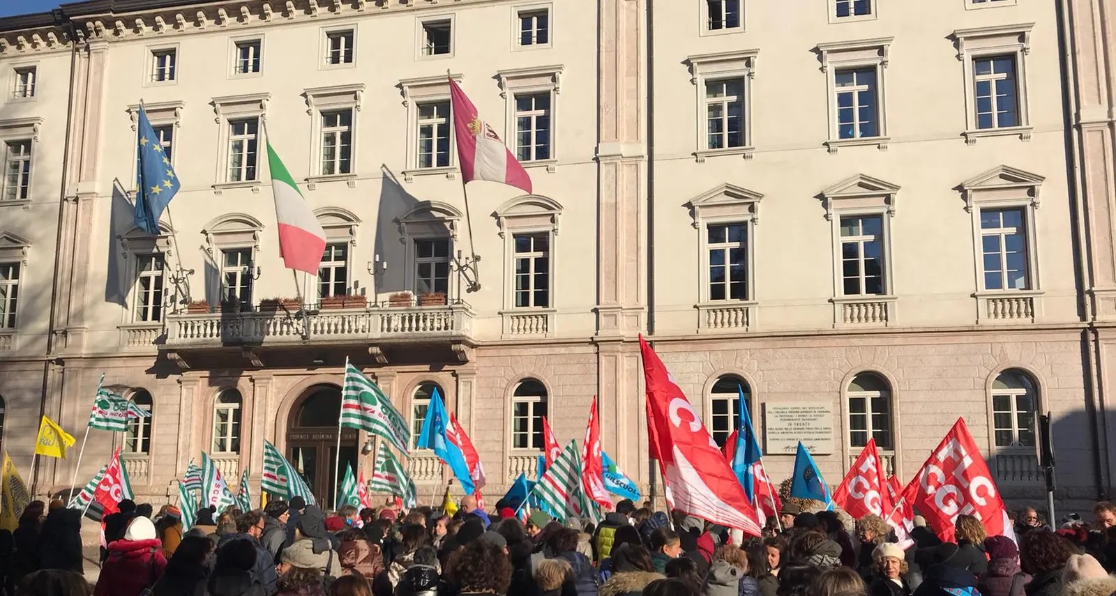 La protesta della scuola: iniziata la mobilitazione In 10mila chiedono l'aumento