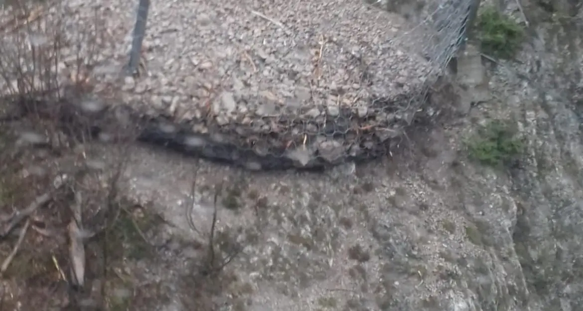 La strada Molveno-Banale rimane chiusa: troppi rischi e nuovi crolli del versante