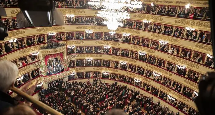 Scala: 15 minuti di applausi alla prima della Tosca Ovazione per Mattarella