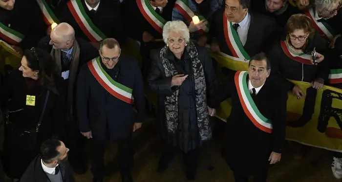 A Milano 600 sindaci in marcia con Liliana Segre per dire no all'odio