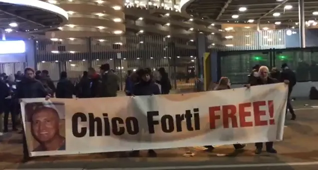 Megastriscione a San Siro «Chico Forti Free» - VIDEO