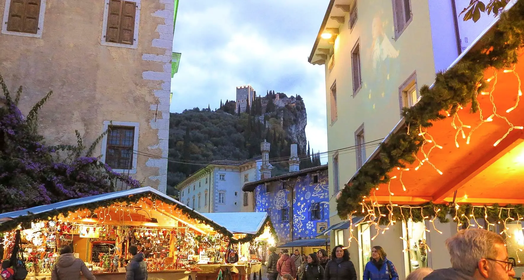Arco: ha aperto i battenti il Mercatino di Natale A Riva c'è il Villaggio del gusto