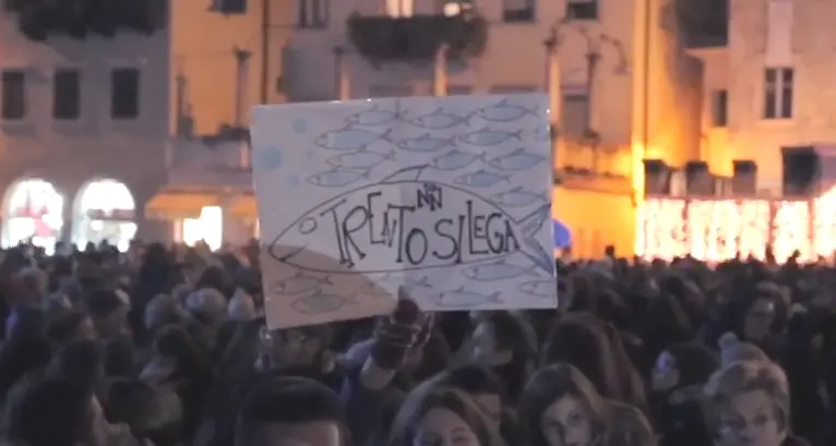 Le Sardine trentine verso Roma Sabato in pullman al flash mob dopo il successo in piazza Duomo - VIDEO