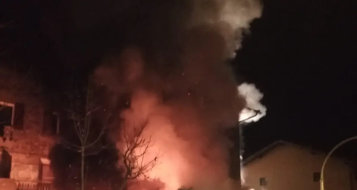 Denno: edificio in fiamme prima dell'alba in paese