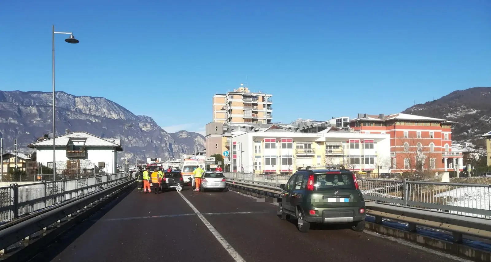 Carambola fra tre auto al ponte di Lavis: tre feriti lievi ma lunghe code sulla Statale