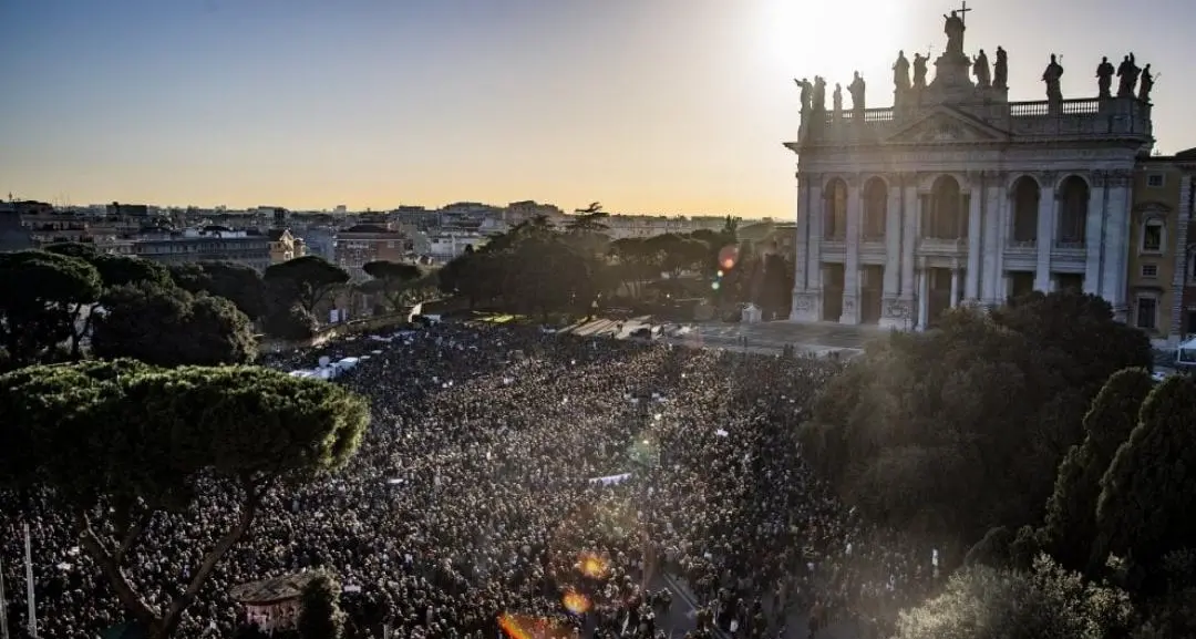 Le sardine sbarcano a Roma forse centomila in piazza «adesso la politica cambi»