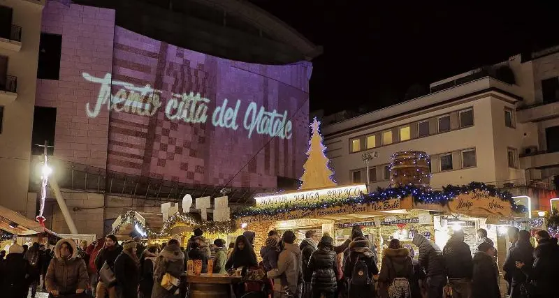 Mercatini di Natale di Trento piace l'apertura fino alle 23 tanta gente per gli spettacoli