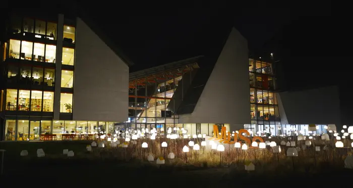 Il Muse a Trento è circondato da 400 casette luminose: l'installazione d'arte che fa pensare
