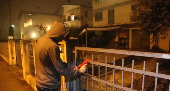 A Ceniga ladri in azione: ci provano sei volte a vuoto ed alla settima gli va bene