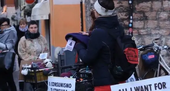 La protesta \"natalizia\" con doni di Extinction Rebellion Trento: doni riciclati, quindi \"liberati\"