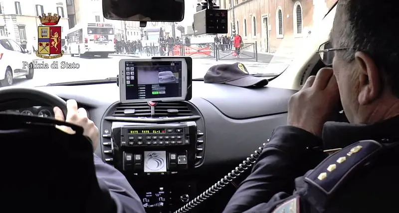 Sulle Volanti della Polizia «Mercurio» il sistema che legge le targhe anche alle auto in movimento