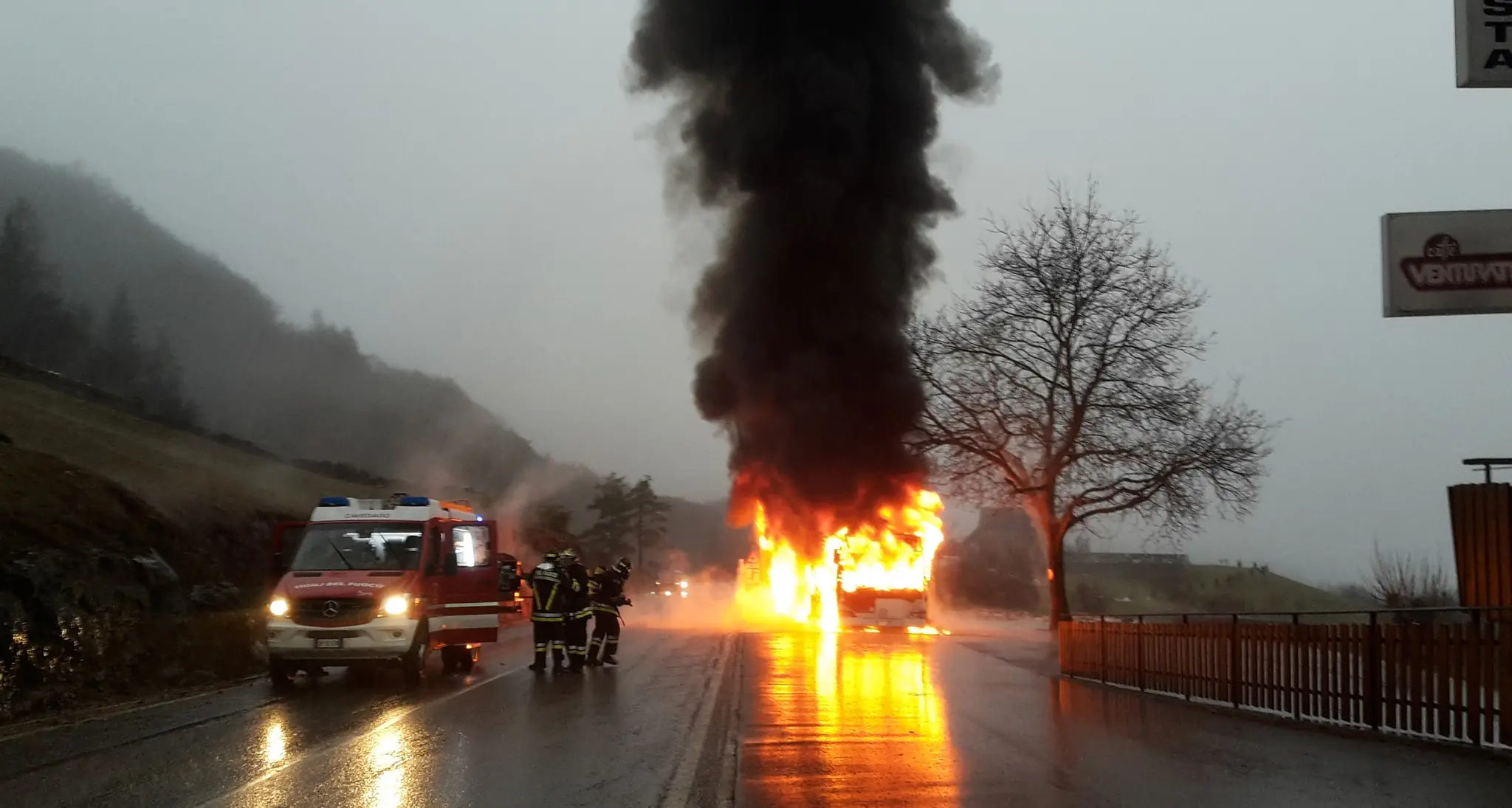 Corriera divorata dalle fiamme tra Cavedago e Andalo - VIDEO