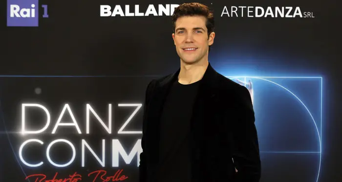 Roberto Bolle torna in Tv e balla con Benigni