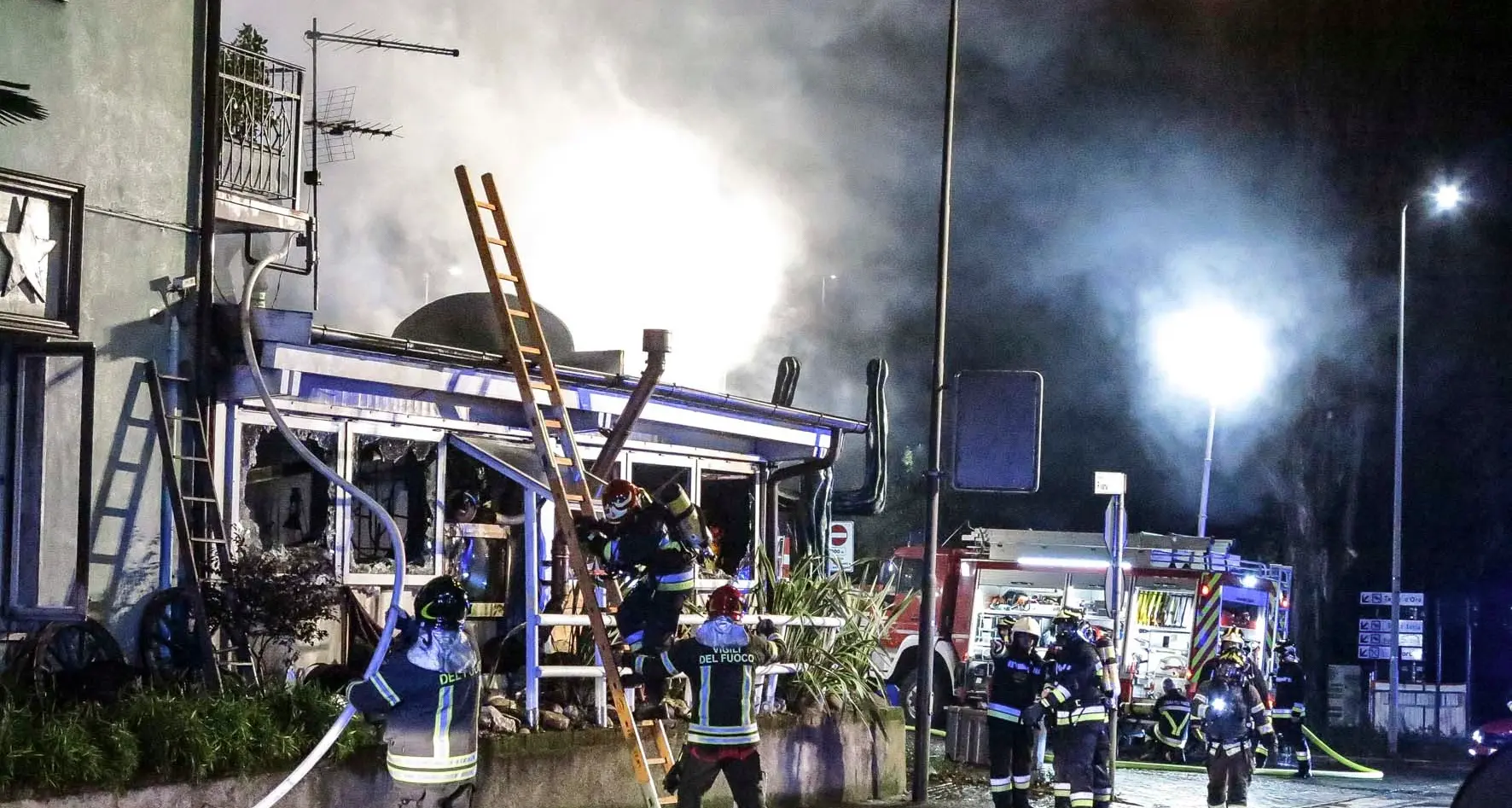 Intrappolati in casa con le fiamme sulle scale sopra al ristorante Tex Mex devastato dal rogo Il racconto drammatico: «Minuti interminabili»
