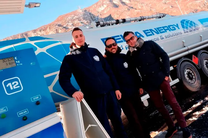 INAUGURAZIONE NUOVA STAZIONE DI SERVIZIO DELTA ENERGY INTERPORTO DOGANALE / in foto i due gestori da sx MICHELE CHIOGNA e ROBERTO CELESTINI con il progettista BOTTARELLI CRISTIAN FOTO DI ALESSIO COSER