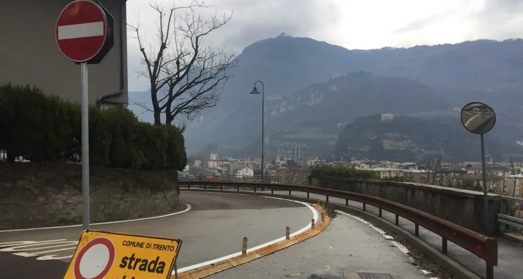 Ha riaperto via Pietrastretta ma adesso è a senso unico: code e proteste dalla collina