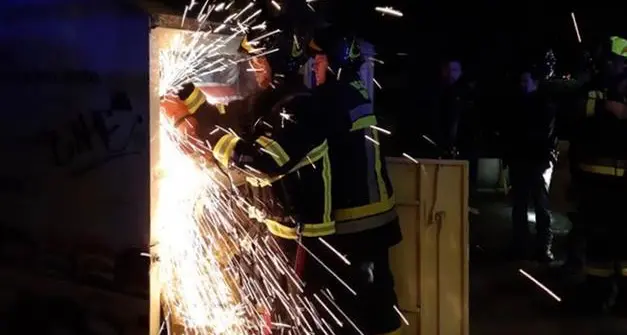 Resta incastrato nella campana degli abiti usati a Gries: liberato dai pompieri alle 2 di notte