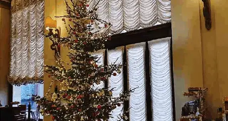 Rubano albero di Natale: traditi dalla telecamera, fermati mentre lo addobbano