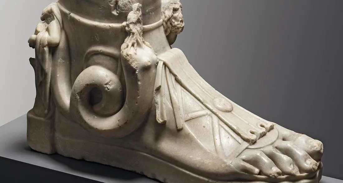 Dai calzari dei Romani ai sandaletti di Cleopatra: in mostra a Firenze le «scarpe divine»
