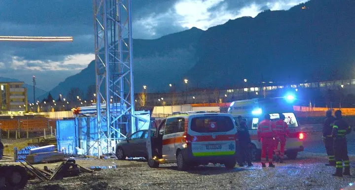 Incidente nel cantiere edile Grave operaio di 46 anni