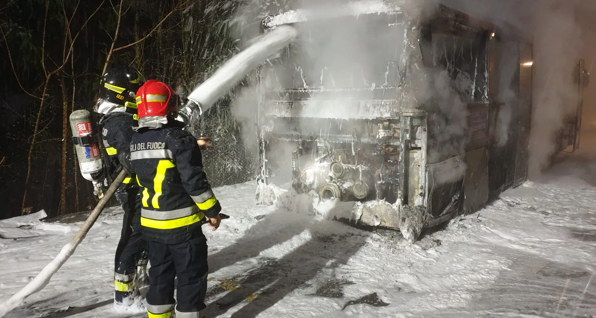 Cavalese, un altro autobus divorato dalle fiamme - Video
