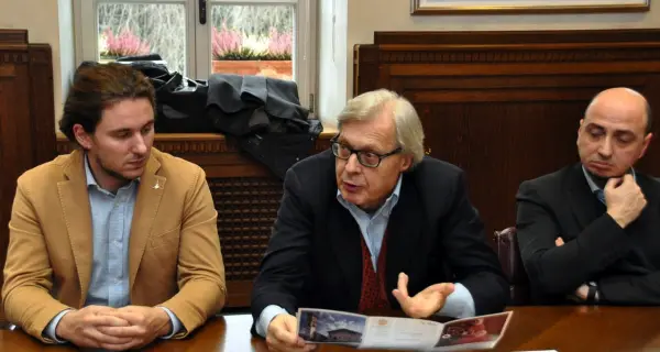Da \"Maraniellu\" a \"Bi-Sesti\" alle bordate al Muse: show incontenibile di Sgarbi