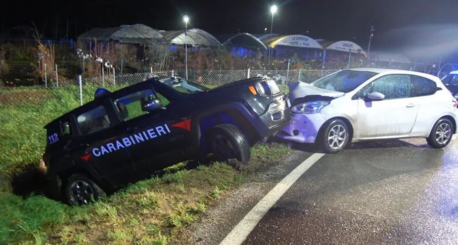 Minorenne senza patente e positivo all'alcoltest sperona i carabinieri e li spinge nella scarpata