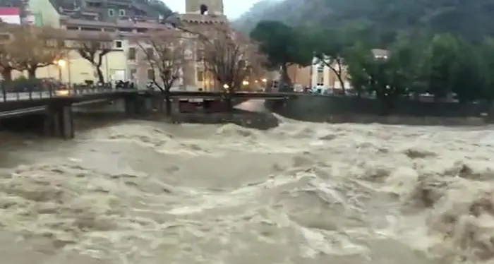 Maltempo: allagamenti onde di cinque metri e sfollati in Liguria