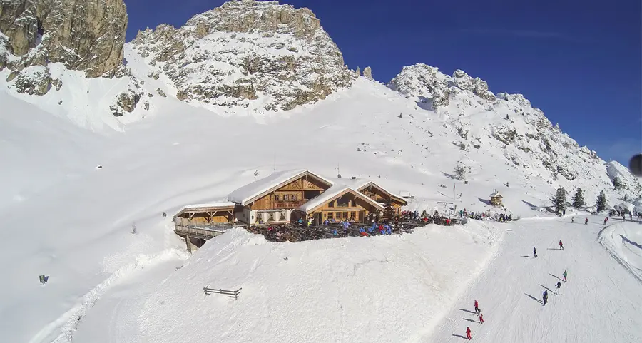 Valanga vicino al Rifugio Jimmy: turista sepolto, liberato a mani nude dal gestore maestro di sci