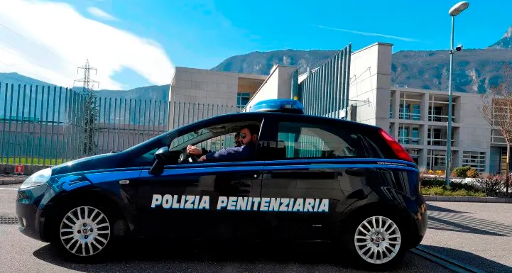 Detenuto a Spini di Gardolo aggredisce gli agenti, ferita una guardia penitenziaria