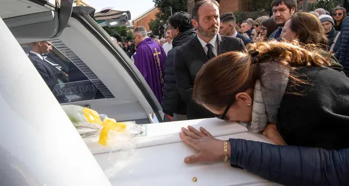 I funerali di Gaia e Camilla: «Guidare fatti e ubriachi che vita sarebbe?» dice il parroco