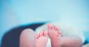 Scuote il figlio che piange neonato clinicamente morto la mamma «non si rese conto»
