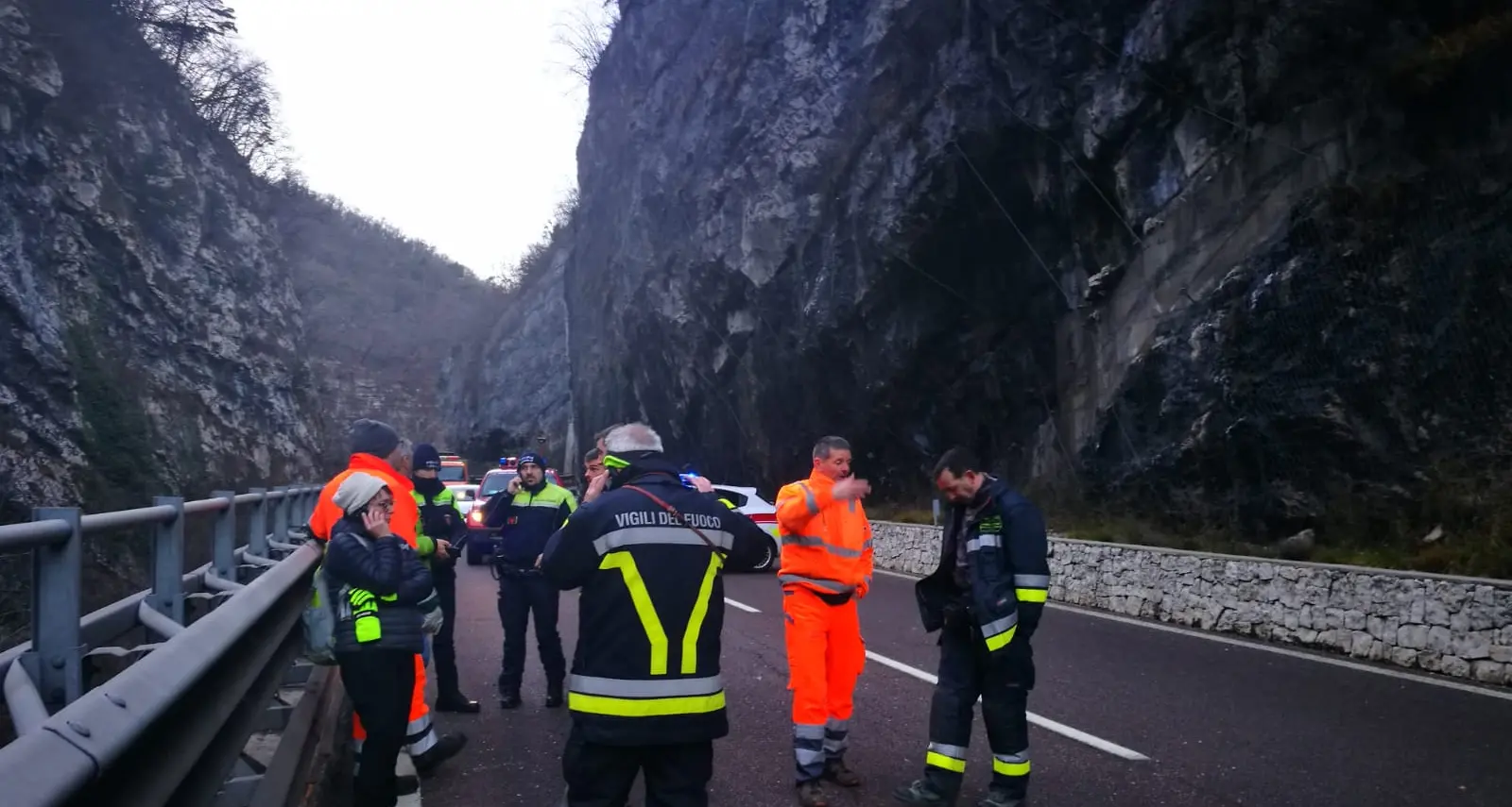 Bus de Vela, disgaggio finito fra poco riapre la strada per chi scende da Cadine