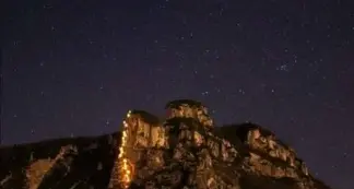 Che spettacolo, a Natale, la via sul Chegul illuminata dalle torce dei giovani Sat