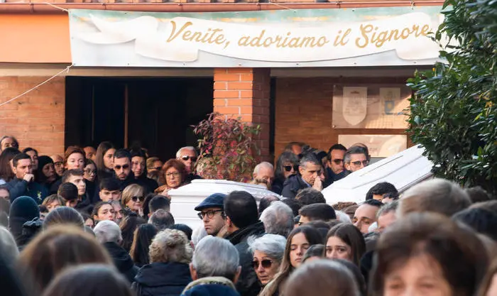 Un momento dei funerali, presso la parrocchia del Preziosissimo Sangue di Nontro Signore, di Camilla Romagnoli e Gaia Von Freymann, le due ragazze investite in via di Corso Francia da Pietro Genovese alla guida del suo suv. Roma, 27 dicembre 2019. ANSA/CLAUDIO PERI